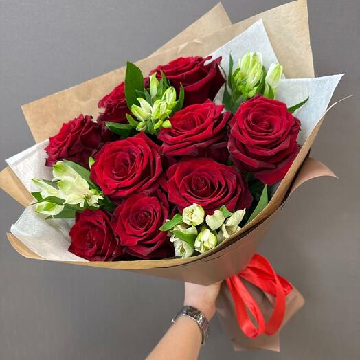 Букет цветов, красные розы и альстромерии в крафт бумаге, Цветочный город