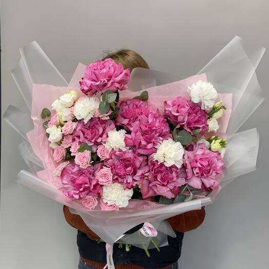 Букет гигант с французской розой, эустомой, диантусами и кустовой розой