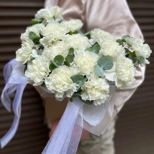 Букет цветов в шляпной коробке, диантусы белые и ароматный эвкалипт