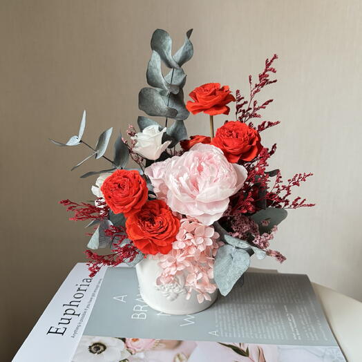 Яркая композиция из розовых и красных стабилизированных пионовидных роз