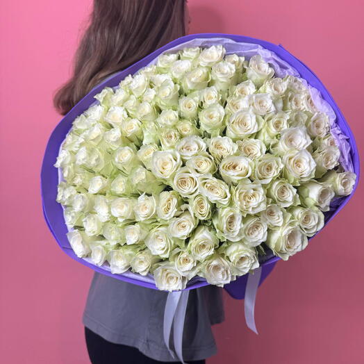 Букет 2818 | 101 белая Роза в фиолетовом оформлении