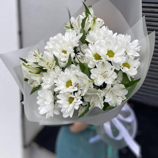 Букет из стойких цветов со скидкой 20% 💐 Букет из кустовых хризантем и альстромерии