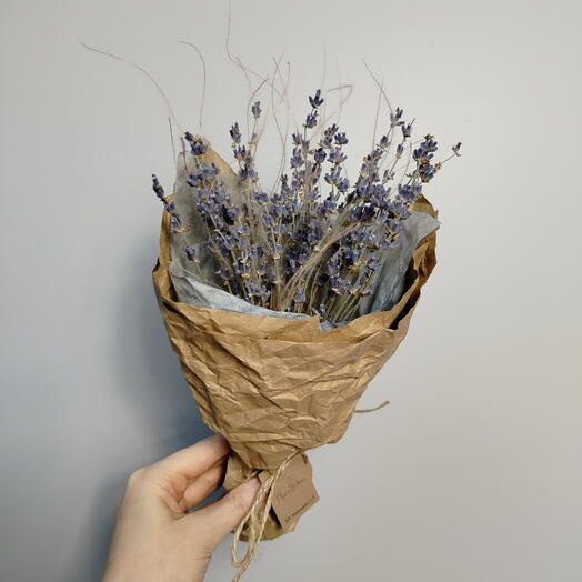 Букет из сухоцветов с лавандой и ковылем
