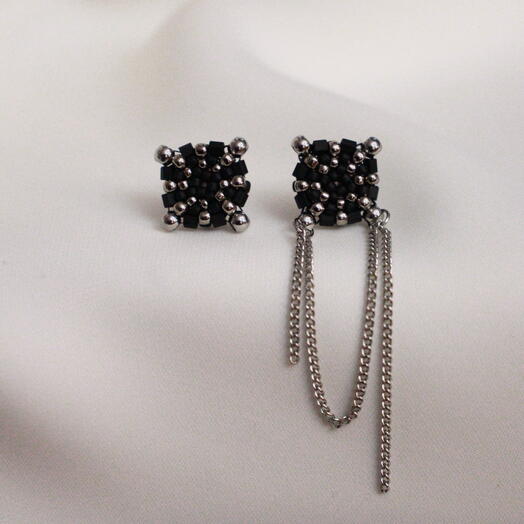 Асимметричные серьги-гвоздики в черно-серебряном оттенке