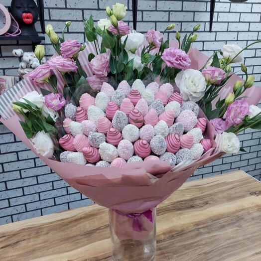 Клубничный гигант 🍓Букет с клубникой в шоколаде и эустомой 🩷Ягодный букет для любимой Дофаминовый букет Пиономания