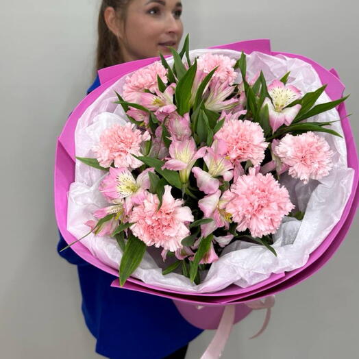 Букет для любимой из гвоздик и альстромерии