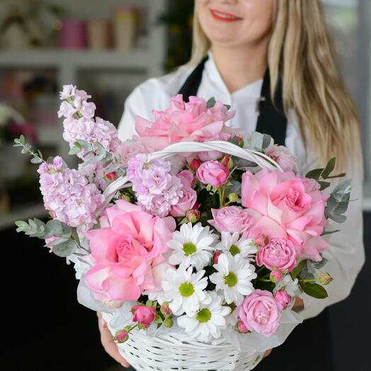 Корзина цветов из кустовых роз, маттиолы, французких роз и хризантем