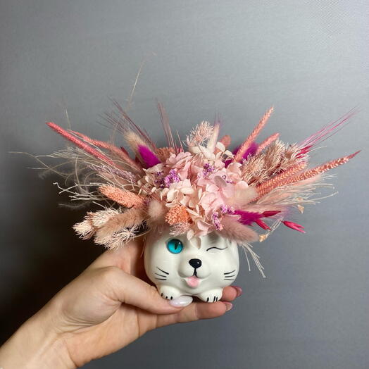 Композиция "Котик" Из сухоцветов и стабилизированных растений в розовых тонах