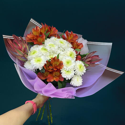Букет "единство" из хризантемы, альстромерии и левкадендрона