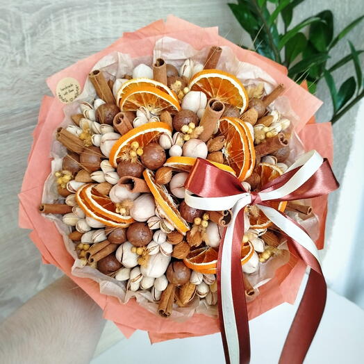 Яркий букет из орехов с апельсинками, корицей и бантом для мамы (М)