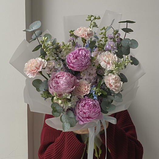 Авторский букет с пионами , маттиолой, дельфиниумом , эвкалиптом , диантусами