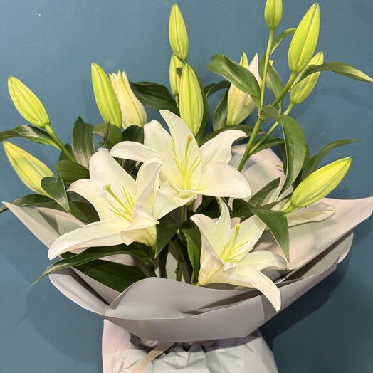 Букет из белой лилии