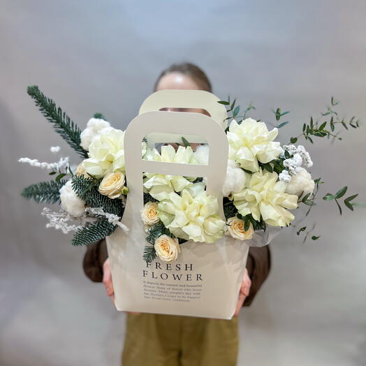 Композиция «Снежное утро XL» с кустовой розой, белыми розами, натуральным хлопком и нобилисом