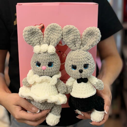 Пара заек в подарочной коробке