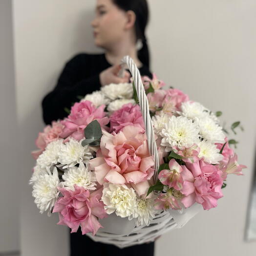 Нежная корзина из ажурных роз, хризантем маме в подарок