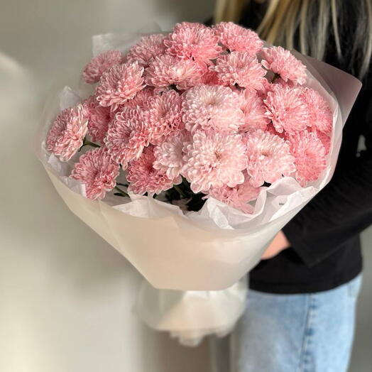 Букет из нежных кустовых хризантем