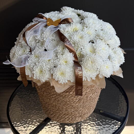 Композиция в кашпо из хризантем