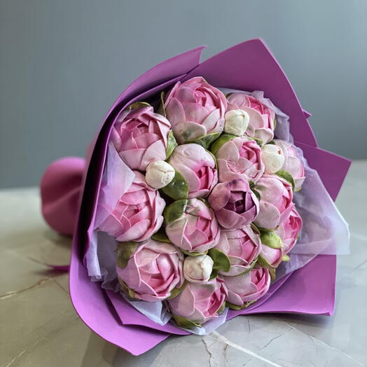 Букет из нежных зефирных пионов