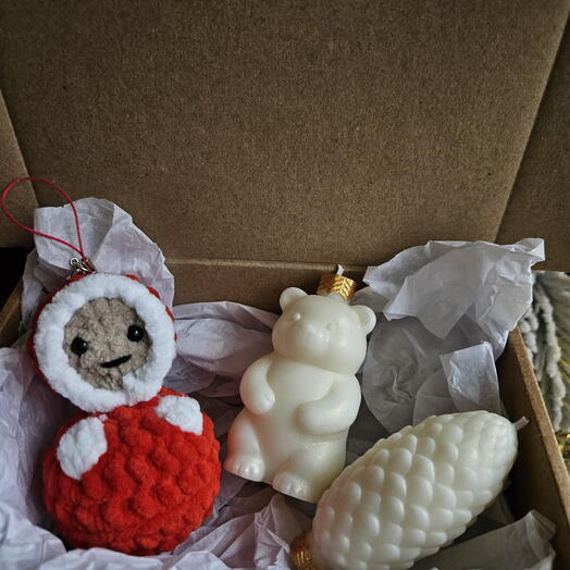 Подарочный набор ёлочная игрушка и две свечи