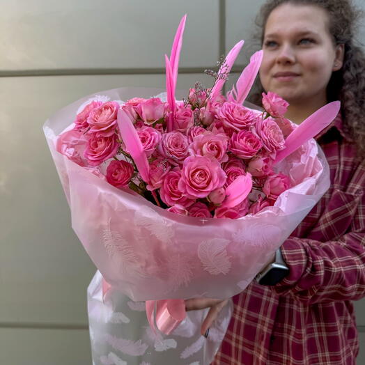 Букет из розовых кустовых роз + сладкий подарок 🎁