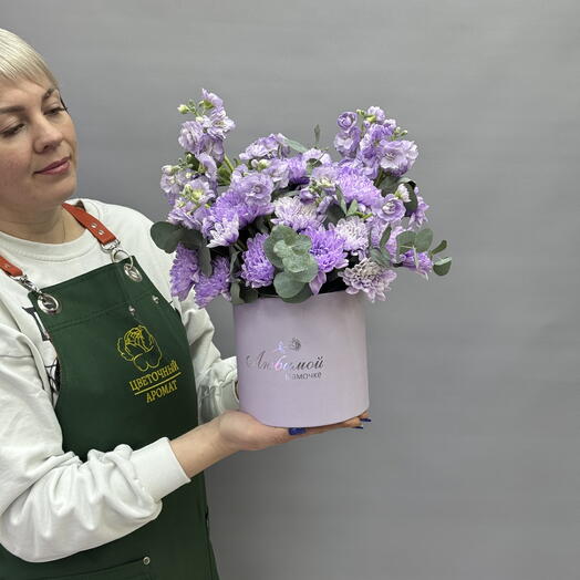 Любимой мамочке! Матиола и хризантемы в стильной коробке