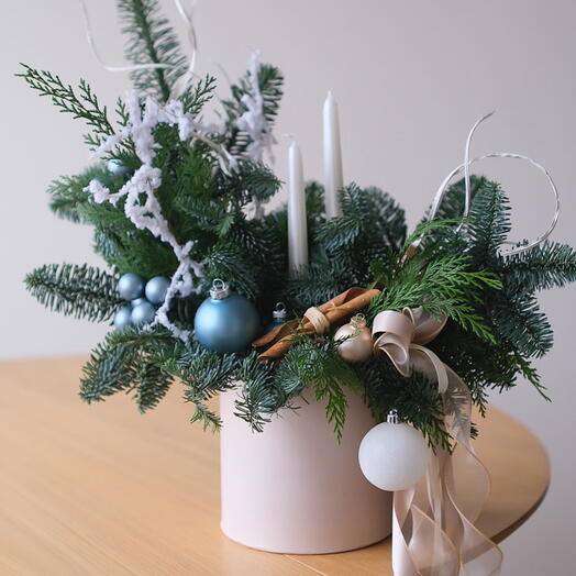 Зимняя композиция из хвои со свечами в пастельных тонах