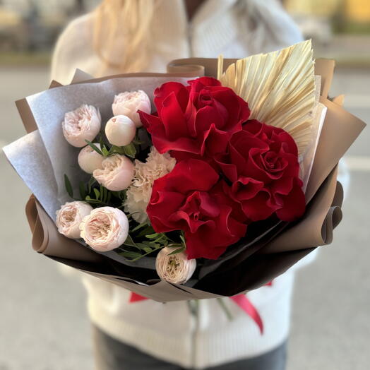Яркий комплимент из красной французской розы