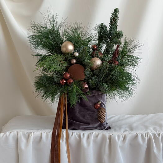 Новогодняя композиция из нобилиса и хвойных веток в сером бархатном мешочке