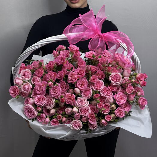 Большой букет с кустовой розой в корзине💖