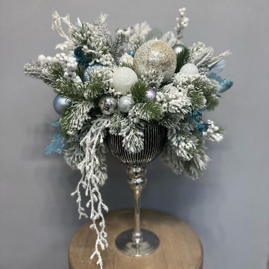 Композиция из искуственной хвои «время сказочных историй»