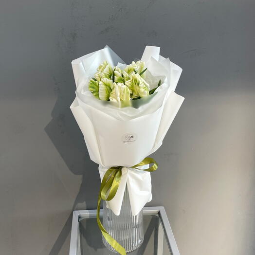 Пионовидные зеленые тюльпаны в упаковке