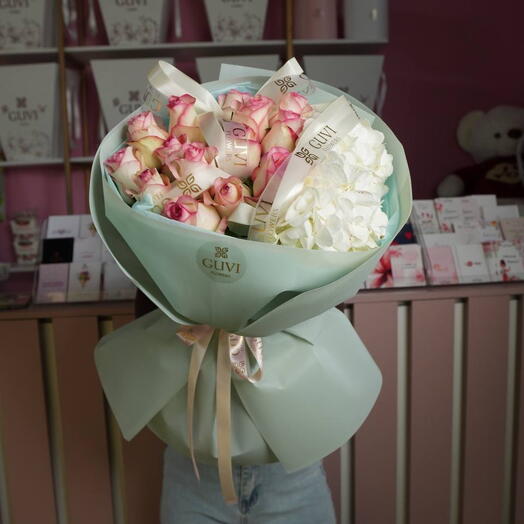 Букет из роз и гортензии