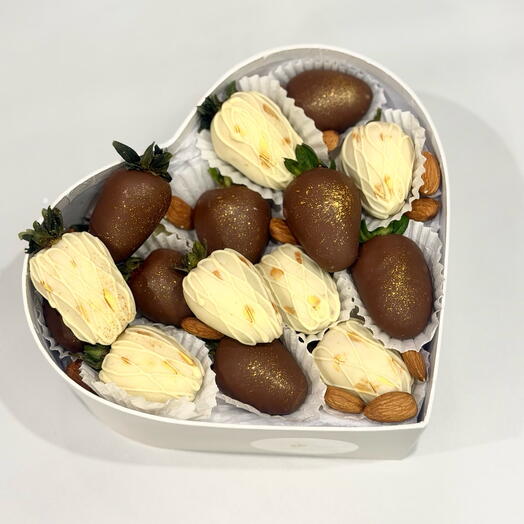 Сердце из клубники в белом и молочном шоколаде
