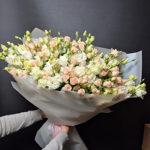 Букет сборный с эустомой и кустовой розой