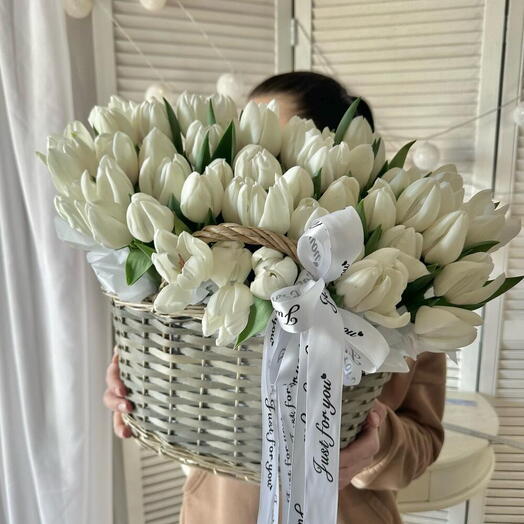 Корзина с цветами: 59 тюльпанов