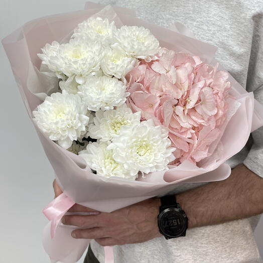 Букет комплимент с гортензией и хризантемой