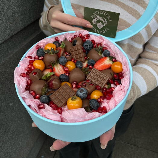 Секрет Лукоморья (коробка с клубникой в шоколаде, малиной, гранатом, голубикой и физалисом)