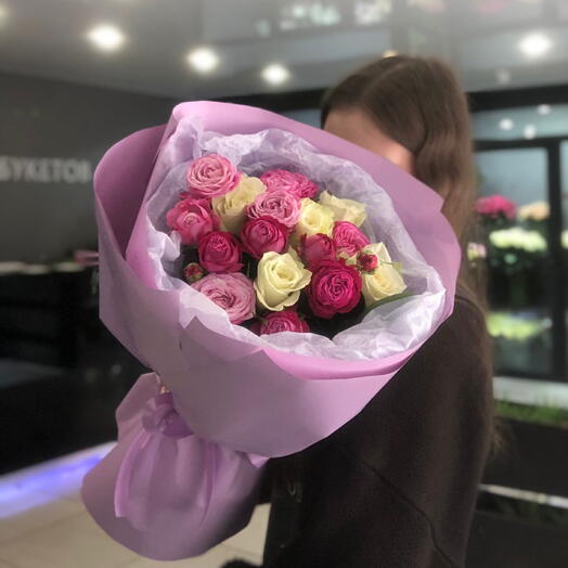 Букет кустовых пионовидных роз и одноголовых
