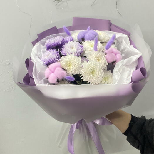 Нежный букет из хризантем и хлопка