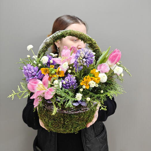 Корзина с цветами весенние лукошко с гиацинтами, тюльпанами