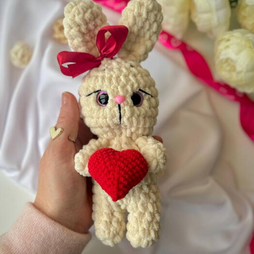 Заинька с красным сердечком. Выполнен из мягкой плюшевой пряжи. Романтичный подарок на 14 февраля и 8 марта