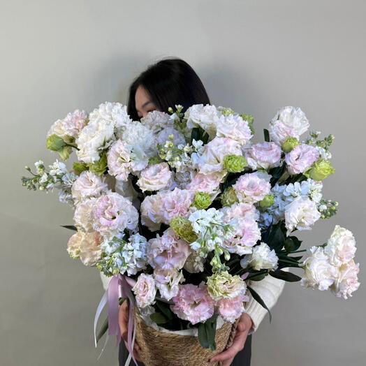 Лизиантусы в кашпо