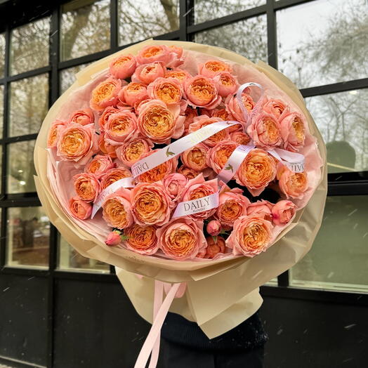 Пышный букет из пионовидных роз