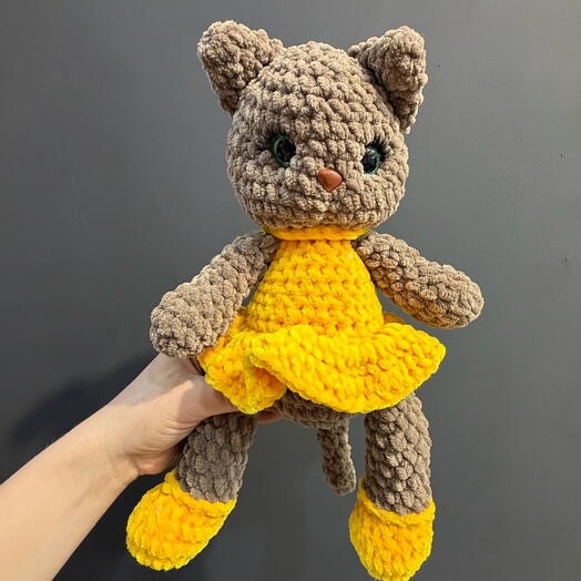 Вязаная кошка в платье