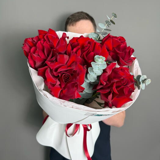 Букет из 5 французских красных роз с эвкалиптом 💐