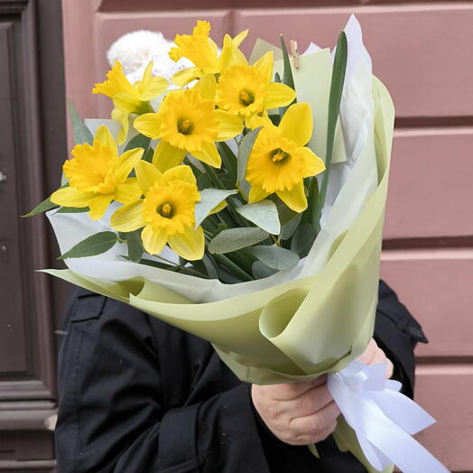 Букет с нарциссами 7 шт