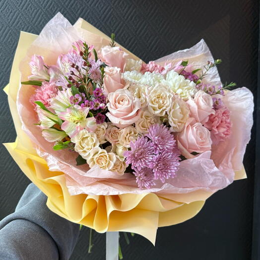 «Сад» букет розовых роз, хризантем, альстромерийи ваксфлауэра