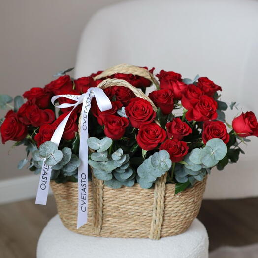 Корзина с красными розами 31 роза