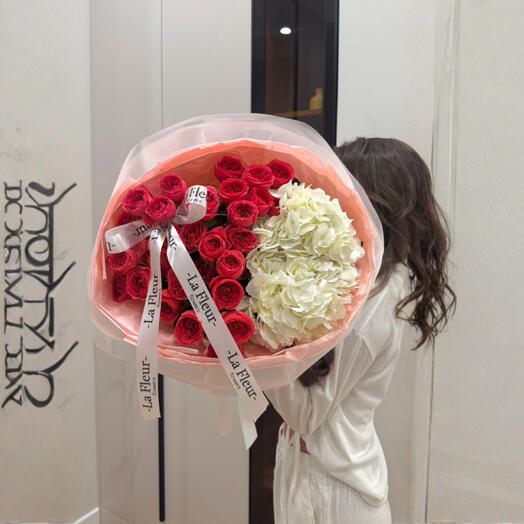 Объёмная классика — кустовые розы и гортензия