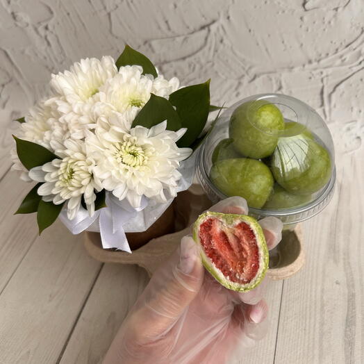 Хризантема и клубника Лаймберри